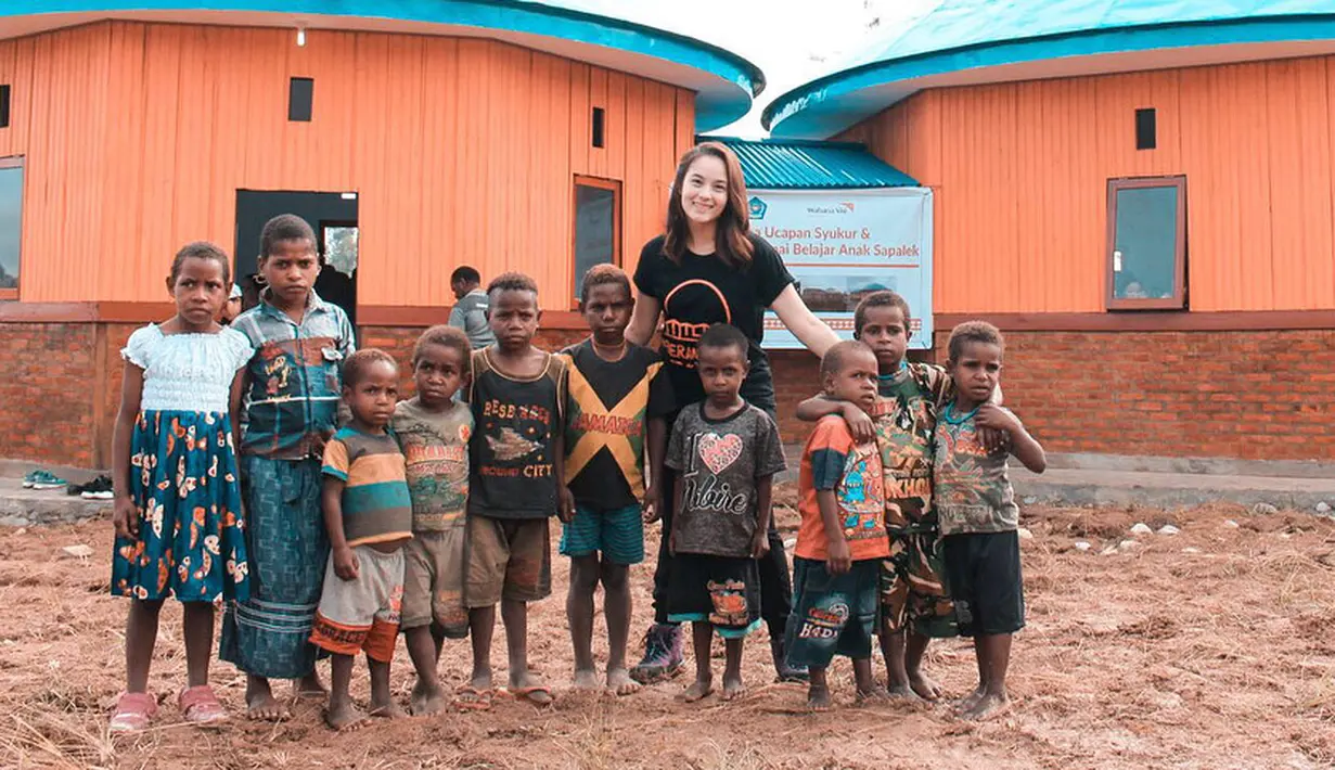 Chelsea Islan, tak hanya sibuk dalam kariernya sebagai seorang figur publik. Namun si cantik yang satu ini juga selalu menyibukan diri dalam kegiatan sosial. Seperti yang belum lama ini di lakukannya di Papua. (Instagram/chelseaislan)