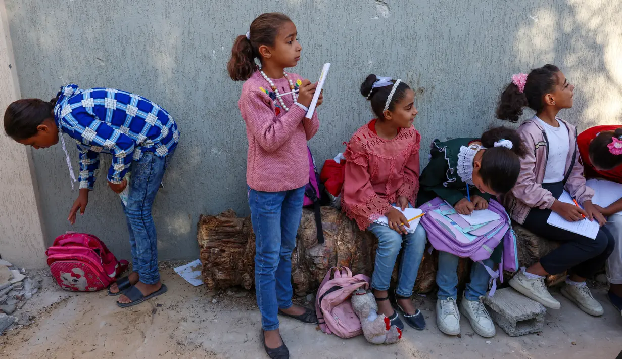 <p>Menurut Klaster Pendidikan Global pada September 2024, lebih dari 90 persen gedung sekolah di Gaza rusak akibat serangan militer Israel, termasuk sekolah dikelola oleh UNRWA, badan PBB yang menangani pengungsi Palestina. (BASHAR TALEB/AFP)</p>