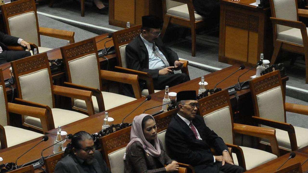 Rapat yang dipimpin oleh Ketua DPR RI Puan Maharani dihadiri oleh seluruh Wakil Ketua, yaitu Sufmi Dasc Ahmad, Muhaimin Iskandar, Lodewijk F Paulus dan Rachmat Gobel.