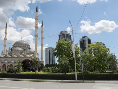 Pemandangan Masjid Akhmad Kadyrov di alun-alun Kota Grozny, pusat ibu kota Chechnya, 9 Juni 2018. Menara tertinggi di Masjid Akhmad Kadyrov adalah 62 meter sehingga membuatnya menjadi menara tertinggi di daratan Rusia. (AFP PHOTO/KARIM JAAFAR)