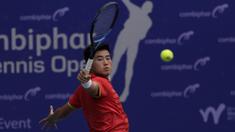 Ganda Putra Indonesia, Anthony Susanto, memukul bola saat melawani ganda India pada laga Combiphar Tennis Open 2019 di Hotel Sultan, Jakarta, Kamis (8/8). Rifqi/Anthony kalah 5-7 dan 1-6. (Bola.com/Yoppy Renato)