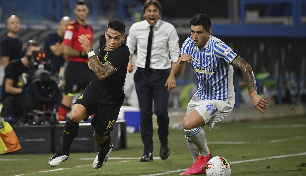 Penyerang Inter Milan, Lautaro Martinez, berebut bola dengan pemain SPAL, Kevin Bonifazi, pada laga lanjutan Serie A pekan ke-33 di Stadio Paolo Mazza, Jumat (17/7/2020) dini hari WIB. Inter Milan menang 4-0 atas SPAL. (Massimo Paolone/LaPresse via AP)