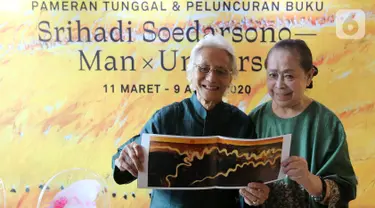 Pelukis Srihadi Soedarsono dan Penulis Buku Man X Universe Farida Srihadi menunjukkan lukisan yang akan dipamerkan di Geleri Nasional menjelang Pameran Tunggal dan Peluncuran Buku Srihadi Soedarsono - Man x Universe di Ciputra World, Jakarta, Rabu (26/2/2020). (Liputan6.com/Fery Pradolo)