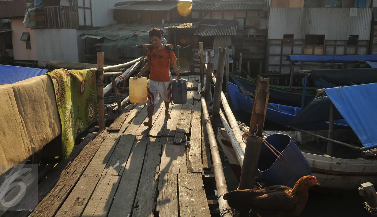 Warga saat mengangkat air bersih yang dibeli Kampung Pasar Ikan Luar Batang, Jakarta, Senin (28/3). Penyebab Indonesia krisis air bersih karena masifnya pembangunan di kota-kota besar yang tidak teratur. (Liputan6.com/Gempur M Surya)