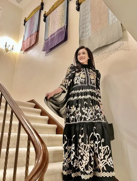 Ia kerap tampil dengan gaya fashion yang stylish dan anggun. Maxi dress dengan bordir menawan menjadikan pesonanya semakin sempurna. [Foto: Ayu Heni Rosan/ Instagram]