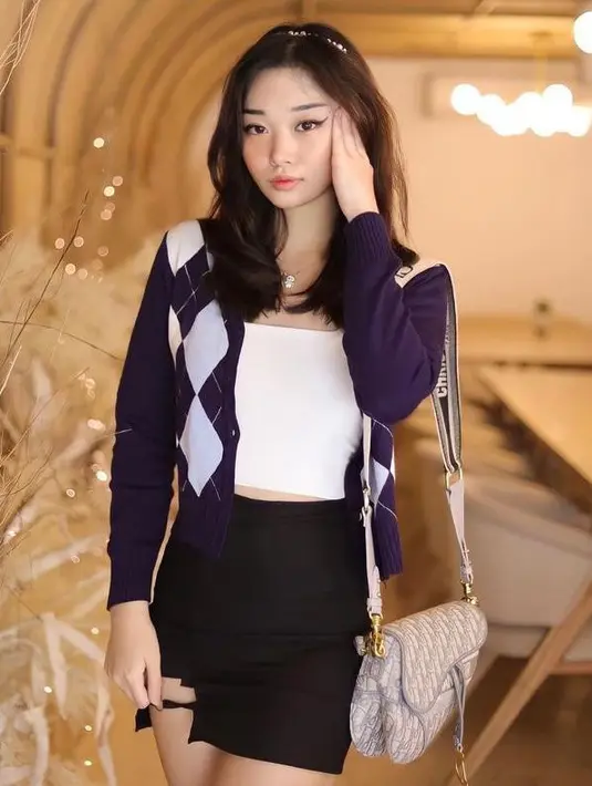 Perpaduan cropped top, mini skirt dan cardigan bikin look casual Livy Renata ini makin terlihat chic.  (Instagram/livyrenata).