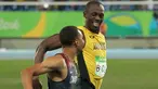  Pelari Asal Jamaika, Usain Bolt tersenyum dengan Andre de Grasse, pelari Kanada saat bersaing di semifinal lari 200 meter pria di Rio de Janeiro, Brasil (17/8). Usain Bolt meraih medali emas kedua di lari 200 meter pria. (REUTERS/Gonzalo Fuentes)