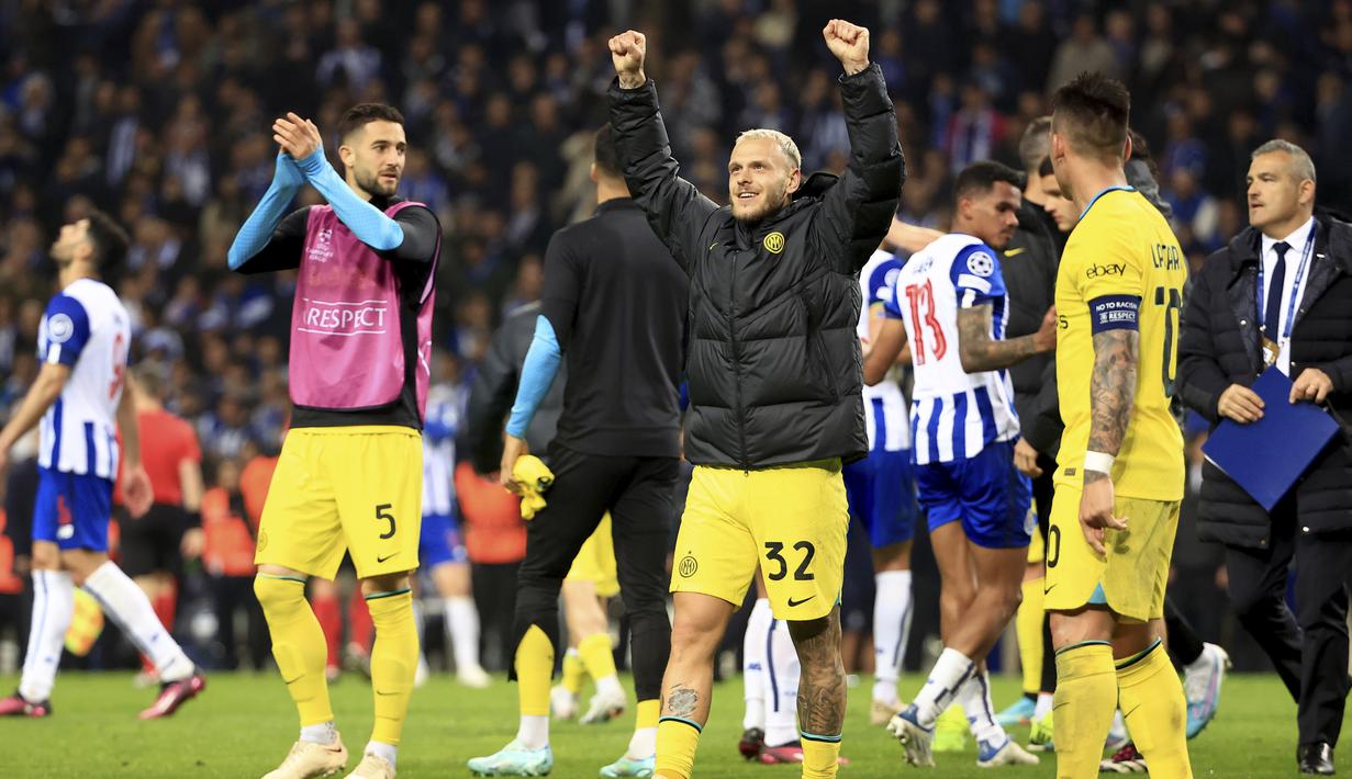 Pemain Inter Milan, Federico Dimarco, merayakan keberhasilan lolos ke perempat final setelah bermain imbang dengan FC Porto pada leg kedua babak 16 besar Liga Champions di Estadio Do Dragao, Rabu (15/03/2023). (AP Photo/Luis Vieira)