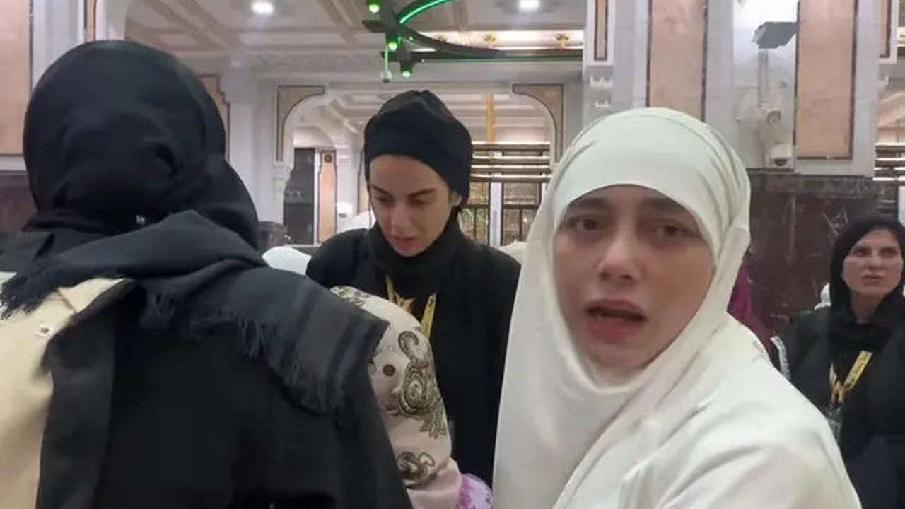 Momen Celine Evangelista Bantu Ibu-Ibu Terjatuh Saat Umroh