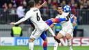 Striker CSKA Moskow, Fedor Chalov, berusaha melewati bek Real Madrid, Nacho Fernandez, pada laga Liga Champions di Stadion Luzhniki, Moskow, Selasa (2/10/2018). CSKA menang 1-0 atas Madrid. (AFP/Mladen Antonov)