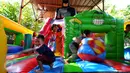 Para bocah tampak asyik bermain di rumah balon, Kampung Budaya Betawi, Sabtu (18/7/2015). Kampung ini menghadirkan beragam pagelaran seni dan aneka permainan yang baik untuk edukasi keluarga. (Liputan6.com/Yoppy Renato)