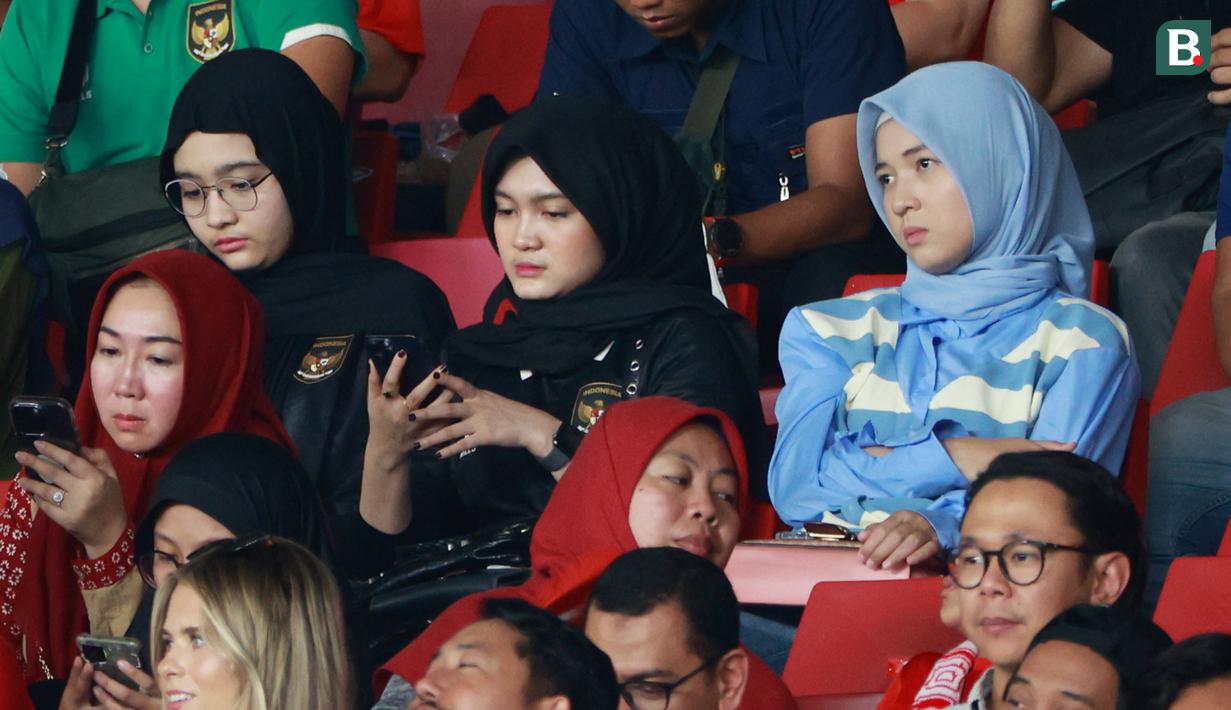 Suporter wanita hadir menyaksikan pertandingan Timnas Indonesia melawan Brunei Darussalam pada laga Kualifikasi Piala Dunia 2026 Zona Asia di Stadion Utama Gelora Bung Karno (SUGBK), Kamis (12/10/2023). (Bola.com/M Iqbal Ichsan)