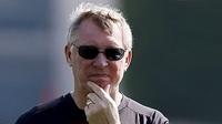 Manajer MU, Sir Alex Ferguson mengawai para pemainnya ketika menjalani latihan musim dingin di Doha, Qatar, 12 Januari 2010. AFP PHOTO/KARIM JAAFAR