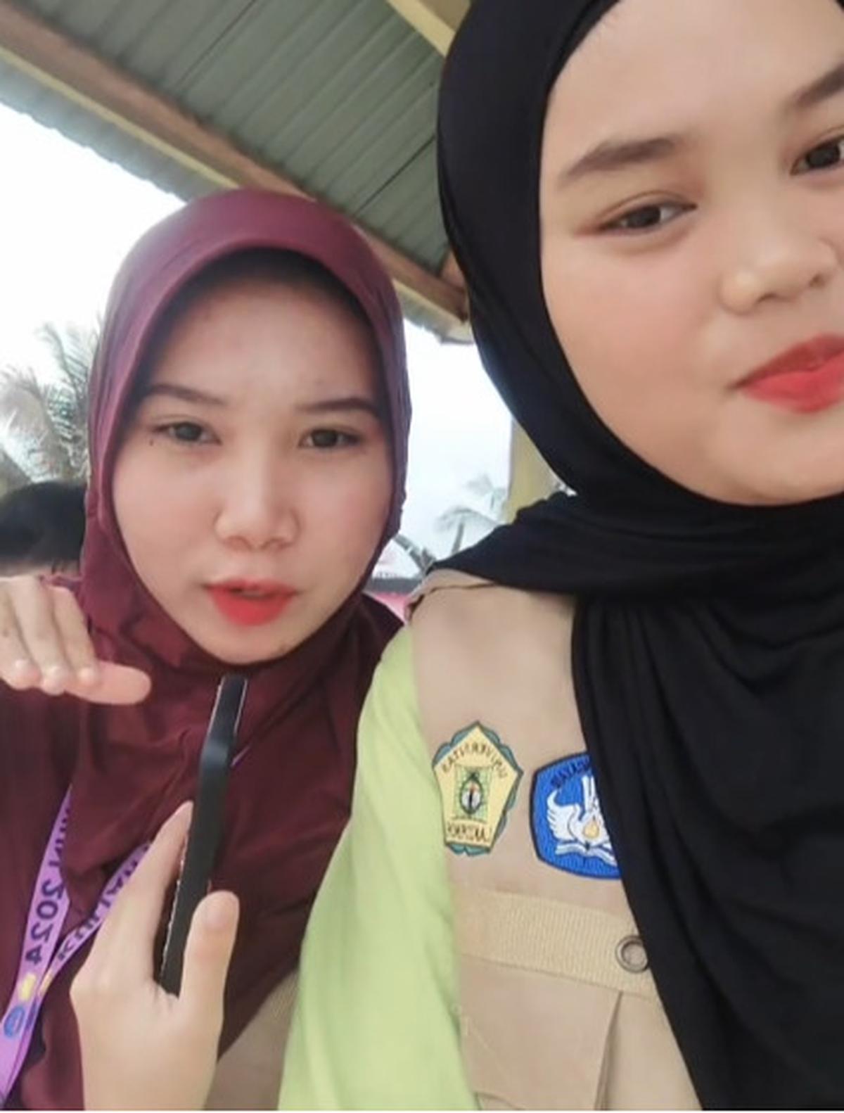 Ekstrim Parah, Aksi Pemotor Wanita Lewati Jembatan Kayu Ini Bikin Ngeri Warganet