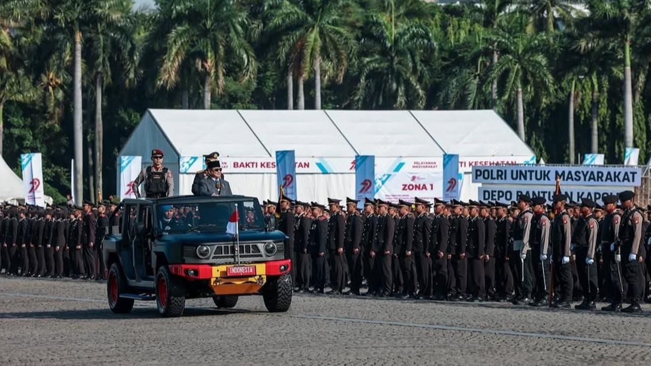 VIDEO: Gagah Prabowo Berkaca Mata Hitam Bareng Kapolri Cek Pasukan HUT ke-79 Bhayangkara di Monas