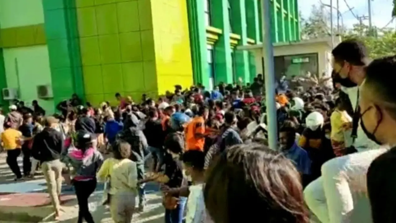Warga yang rela mengantri dan berdesak-desakan demi mendapatkan Sertifikat Vaksin COVID-19. (Foto Istimewah)