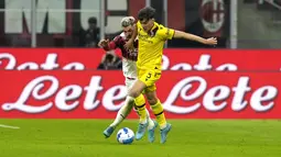 Bek AC Milan, Theo Hernandez berusaha merebut bola dari pemain Bologna, Aaron Hickey pada pertandingan lanjutan Liga Serie A Italia di stadion San Siro, di Milan, Italia, Selasa (5/4/2022). AC Milan bermain imbang atas Bologna 0-0. (AP Photo/Antonio Calanni)