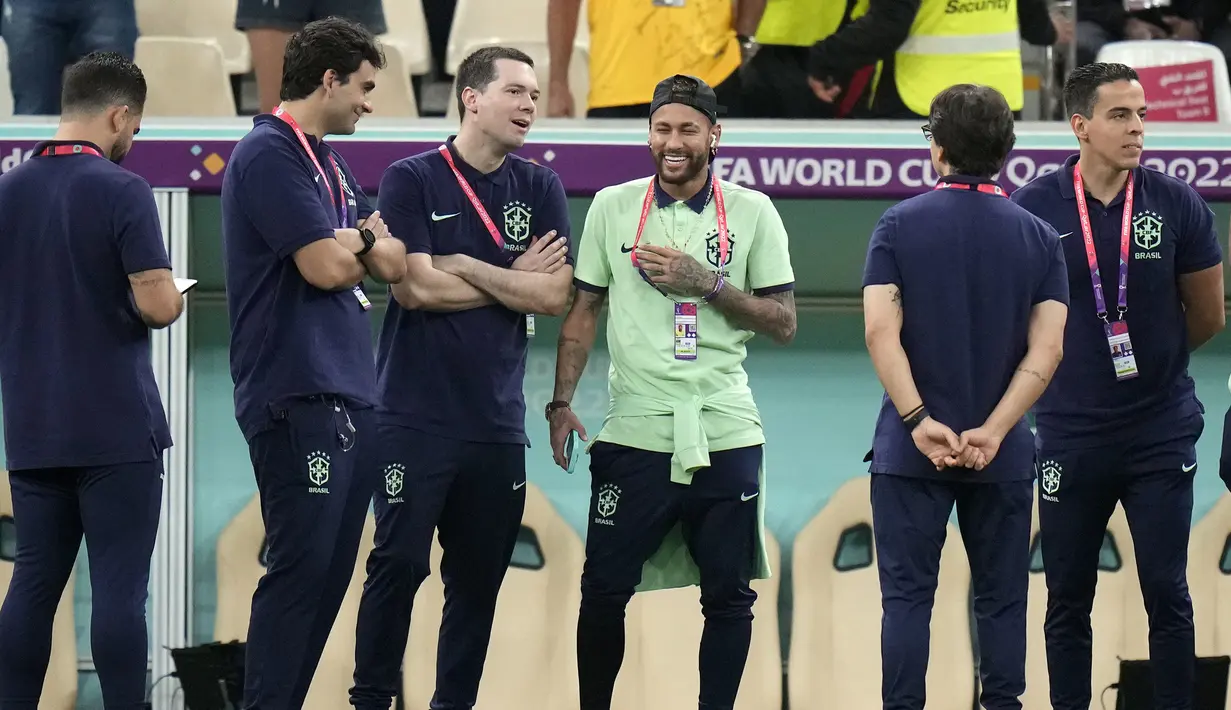 Namun Lasmar tidak mau memberikan garansi bahwa Neymar bisa bermain di 16 besar. Tim dokter Brasil masih memantau perkembangan sang penyerang sebelum mengizinkannya bermain atau tidak di laga ini. (AP/Moises Castillo)