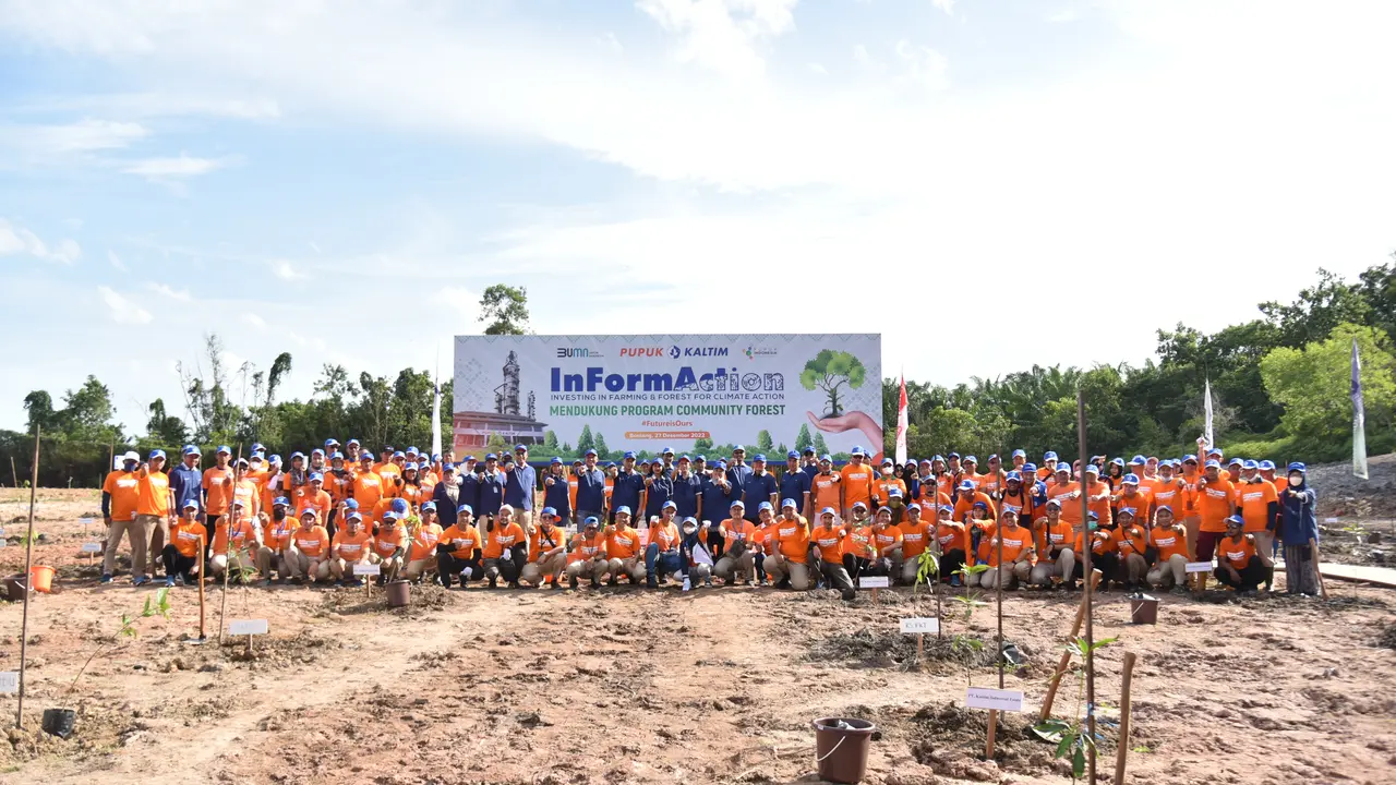 Pupuk Kaltim tanam 500 bibit pohon sekaligus pembukaan kebun buah diatas lahan seluas 1,5 Hektare (Ha) di area BTN Pupuk Kaltim