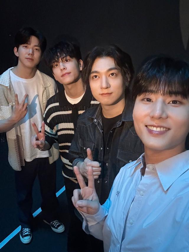 DAY6 di acara fansign. (Twitter.com/@day6official)