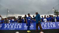 General Manajer Akademi Persib, Yoyo S. Adiredja saat meresmikan Akademi Persib Cimahi, Jumat (23/3/2018) di lapangan Mini Soccer, Cigugur, Cimahi.