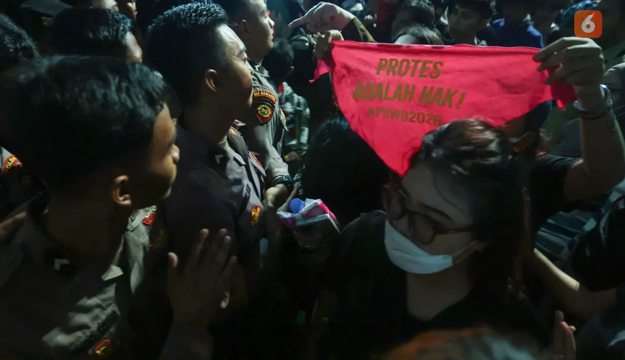 Sejumlah aparat kepolisian berjaga menghadapi massa demonstrasi Hari Sumpah Pemuda di kawasan Dukuh Atas, Jalan Jenderal Sudirman, Jakarta Pusat, Rabu (28/10/2026). Petugas berupaya mengendalikan situasi ketika massa mencoba menerobos barikade. (KLY/Budy Santoso)