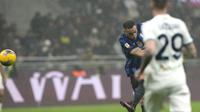 Marko Arnautovic menyumbangkan satu gol saat Inter Milan menang 2-0 atas Lazio pada laga perempat final Coppa Italia di Giuseppe Meazza, Rabu (26/2/2025) dini hari WIB. (AP&nbsp; Photo/Luca Bruno)