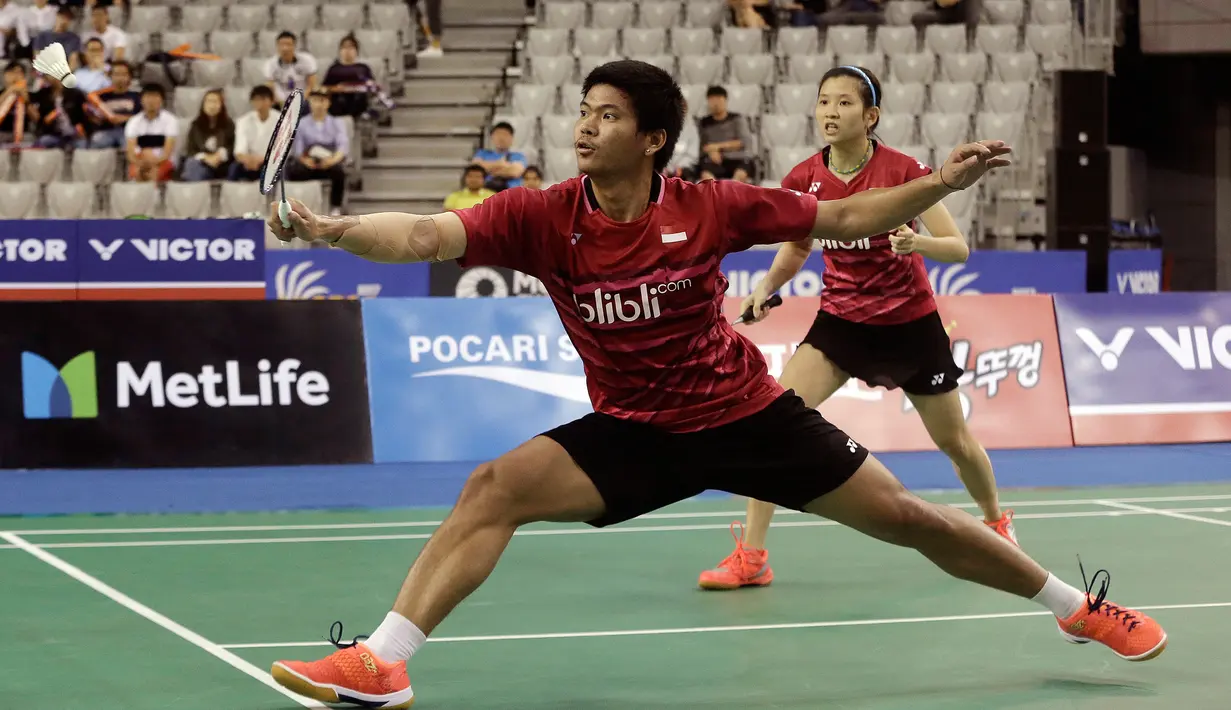 Ganda campuran Indonesia, Praveen Jordan/Debby Susanto mengembalikan bola ke arah ganda China Wang Yilyu/Huang Dongping pada final Korea Terbuka 2017, Minggu (17/9). Praveen/Debby membungkam ganda China, 21-17, 21-18. (AP/Ahn Young-joon)