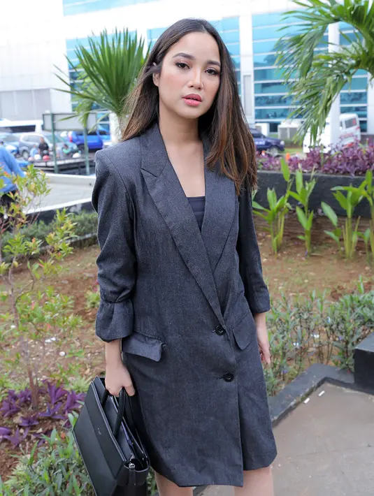 "Gak ada yang berseteru secara internal sih gak ada semua baik baik aja. Pokoknya ketika kita bareng-bareng berkumpul bersama kita harus punya satu visi dan misi yang sama," kata Chacha di kawasan Tendean, Selasa (6/2/2018). (Deki Prayoga/Bintang.com)