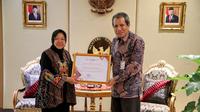 Menteri Sosial (Mensos) Tri Rismaharini menerima apresiasi dari Strategi Nasional Pencegahan Korupsi (Stranas PK) Komisi Pemberantasan Korupsi (KPK), Jumat (13/1/2023). (Dok. Biro Humas Kementerian Sosial)