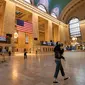 Para penumpang mengenakan masker berjalan di Grand Central Terminal di New York, 8 Juli 2020. Jumlah kasus COVID-19 di AS telah melampaui angka 3 juta pada Rabu (8/7), tepatnya 3.009.611 kasus hingga pukul 11.34 waktu setempat, menurut lembaga CSSE di Universitas Johns Hopkins. (Xinhua/Wang Ying)