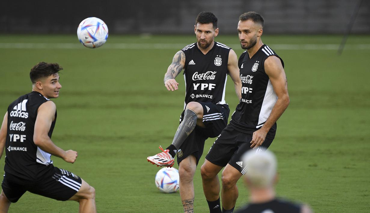 Kerjasama Lionel Messi, Lionel Scaloni dan skuat Argentina lainnya telah berbuah 2 trofi hingga kini, yaitu trofi Copa America 2021 dan trofi Finalissima 2022. (AP/Michael Laughlin)