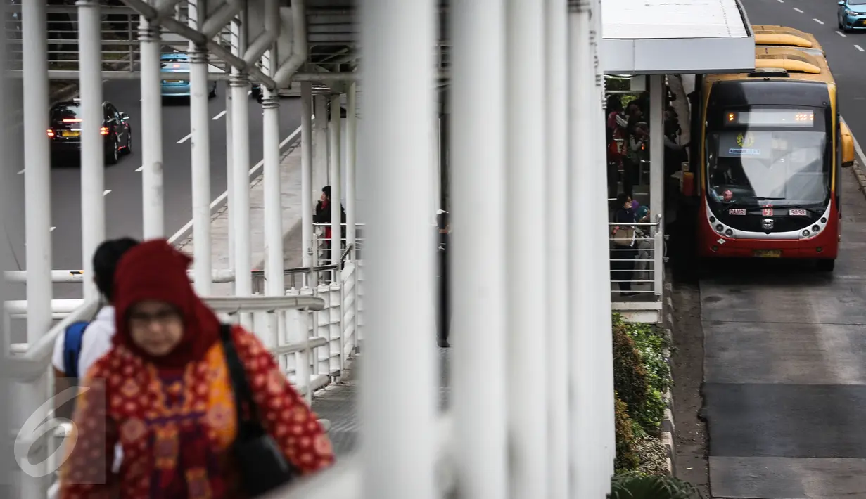 Bus Transjakarta berhenti di Halte Ratu Plaza, Jakarta, Selasa (5/4). Dinas Perhubungan dan Transportasi DKI Jakarta sudah menyiapkan ratusan bus tambahan gratis dalam rangka uji coba penghapusan kebijakan three in one. (Liputan6.com/Faizal Fanani)