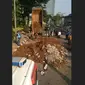 Kecelakaan dump truck di Jalan Gatot Subroto, Jakarta Selatan Selatan, pada Jumat (8/10/2021). (Istimewa)