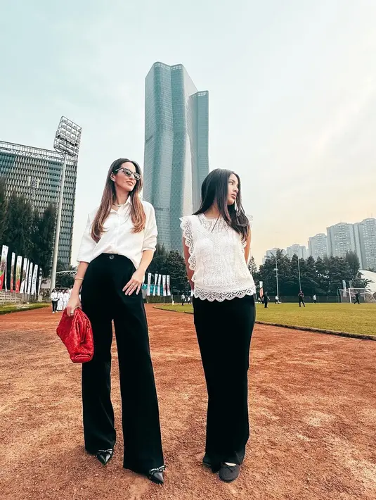 Di momen upacara HUT ke-79 RI, Nia dan Mikhayla sama-sama mengenakan atasan putih dan celana panjang hitam. [Foto: Instagram/ramadhaniabakrie]