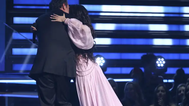 Camila Cabello dan ayahnya di Grammy Awards 2020 (Photo by Matt Sayles/Invision/AP)