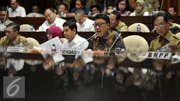 Menteri Dalam Negeri Tjahjo Kumolo (kedua kanan) bersama Menteri PAN RB Yudi Krisnandi saat mengikuti rapat kerja dengan Komisi II DPR, di Kompleks Parlemen, Jakarta, Selasa (19/7). Rapat tersebut membahas R-APBN 2017. (Liputan6.com/Johan Tallo)