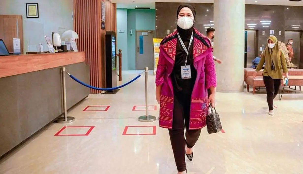 Warna ulos yang cantik juga menambah kesan anggun pada putri Jokowi. (Instagram/ayanggkahiyang).