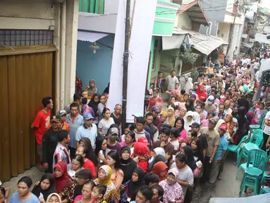 Antrean ratusan warga untuk mendapatkan paket sembako Ramadan di Kecamatan Penjaringan, Jakarta, Selasa (13/6). Sejumlah 200.000 paket dibagikan secara gratis untuk meringankan beban masyarakat menjelang Hari Raya Idul Fitri. (Liputan6.com/Angga Yuniar)