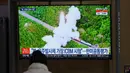 dengan rekaman file di stasiun kereta api di Seoul, Korea Selatan, Jumat (11/3/2022).  Kim Jong Un memerintahkan para pejabatnya untuk memperluas fasilitas peluncuran satelit untuk menembak. (AP Photo/Lee Jin-man)