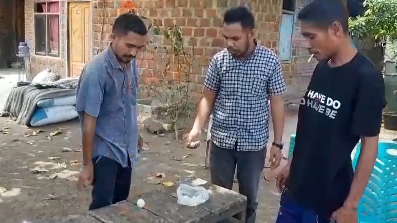 Regina Iralolon, ibu rumah tangga yang membeli beras yang diduga kuat berbahan plastik (Liputan6.com/Ola Keda)