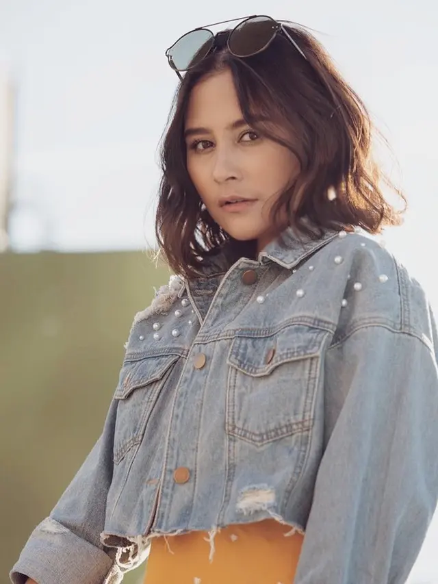 [Bintang] Penggemar Prilly Latuconsina? 3 Fashion Item Ini yang Wajib Kamu Punya di Lemari