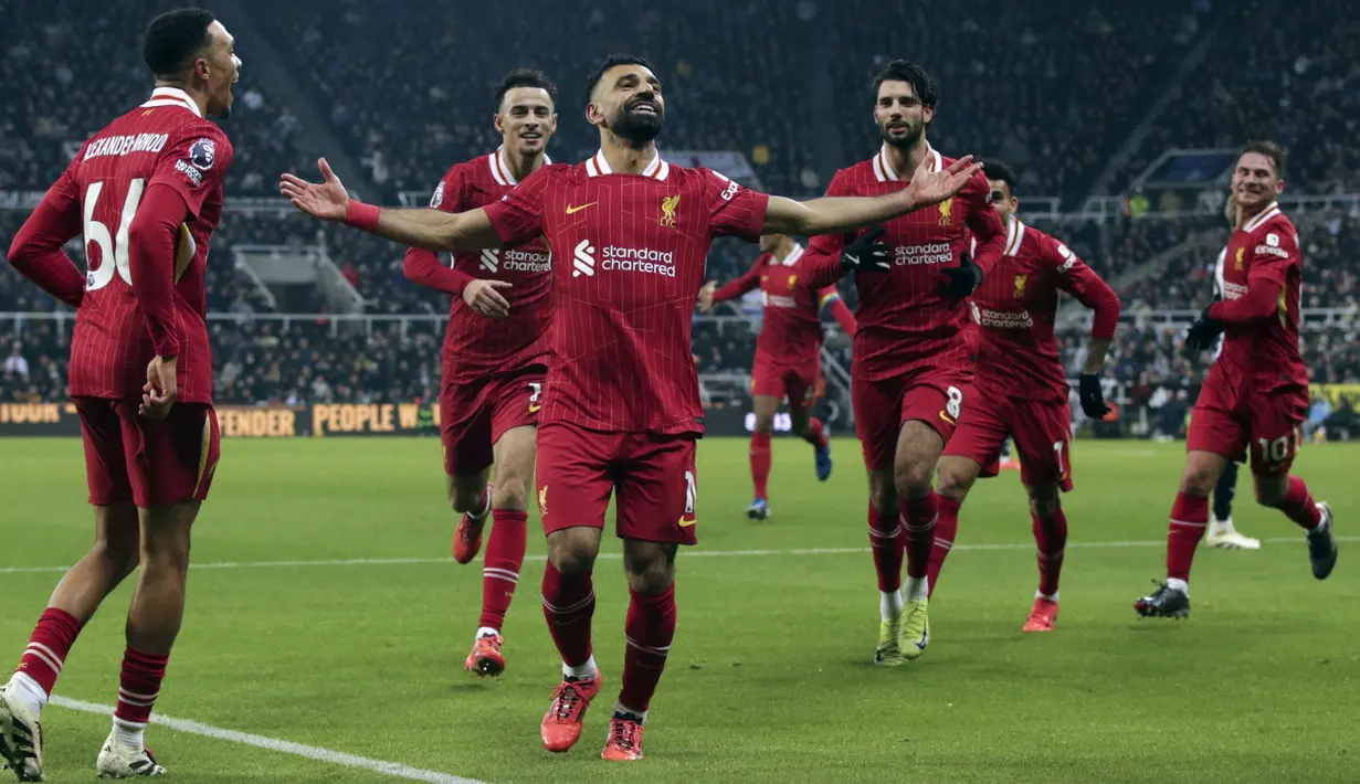 Pemain Liverpool, Mohamed Salah melakukan selebrasi bersama rekan-rekannya setelah mencetak gol ketiga timnya ke gawang Newcastle pada laga lanjutan Liga Inggris 2024/2025 di St James Park Stadium, Newcastle, Inggris, Kamis (05/12/2024) WIB. (AP Photo/Ian Hodgson)