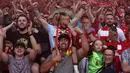 <p>Fans Liverpool merayakan kemenangan setelah timnya atas Chelsea pada partai final Piala FA di Stadion Wembley pada Minggu (16/5/2022) dini hari WIB. Liverpool sukses menjuarai Piala FA 2021/2022 mengalahkan Chelsea lewat adu penalti 6-5. (AP Photo/Ian Walton)</p>