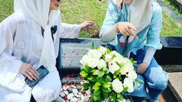 Menyertai unggahan ini, Reza Artamevia menyebut silaturahmi ke makam suami sebagai momen indah. Ini tergambar jelas dalam status teks yang ditulis pemilik album Keajaiban. “Minggu yang indah bagi kami (saya, Angelina Sondakh, dan almarhum Adjie Massaid). Anak-anak yang manis (Zahwa, Aaliyah, dan Keanu Massaid),” cuit Reza Artamevia. (Foto: Dok. Instagram @rezaartameviaofficial)