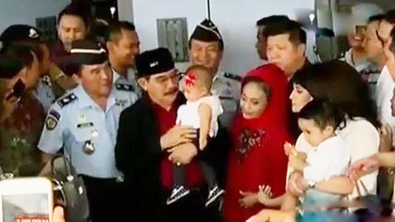 VIDEO: Hidup Udara Bebas, Antasari Langsung Gendong Cucu