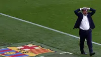 Reaksi pelatih Barcelona, Gerardo Martino saat memimpin timnya melawan Atletico Madrid di laga terakhir La Liga musim 2013-2014 di stadion Camp Nou, Barcelona, (18/5/2014). (AFP PHOTO/Quique Garcia)