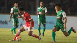 Gelandang Persija, Ade Jantra, berusaha melewati gelandang PS TNI, Iman Fathurohman, pada laga Torabika Soccer Championship 2016 di SUGBK, Jakarta, Jumat (11/6/2016). Persija berhasil menang 1-0 atas PS TNI. (Bola.com/Vitalis Yogi Trisna)