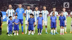 Dalam pertandingan yang disaksikan langsung Jokowi tersebut Timnas Indonesia harus menelan kekalahan 0-2 dari Argentina. (Liputan6.com/Helmi Fithriansyah)