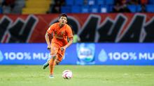 Pemain Borneo FC, Muhammad Alfharezzi Buffon menguasai bola saat menghadapi Madura United pada laga leg kedua semifinal Championship Series BRI Liga 1 2023/2024 di Stadion Batakan, Balikpapan, Kalimantan Timur, Minggu (19/5/2024). (Bola.com/Bagaskara Lazuardi)